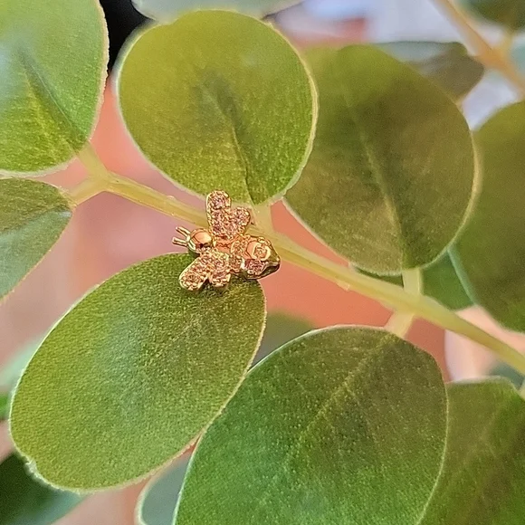 Dainty CZ Honeybee Ear Cuff, 16k Gold - Picture 4 of 5